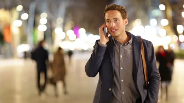 Mann telefoniert mit Handy — Stockvideo