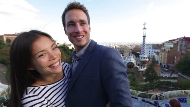 Pareja en Park Guell, Barcelona — Vídeos de Stock