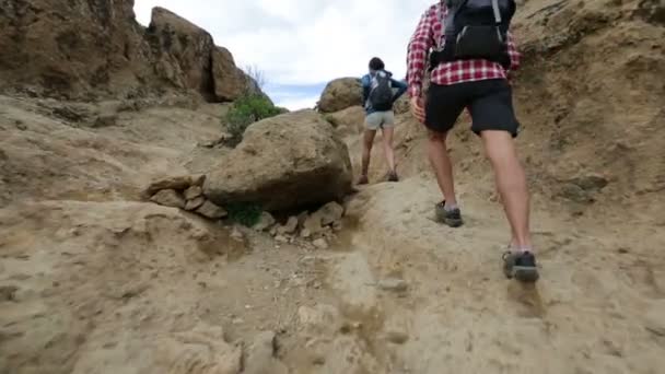 Caminhantes escalando montanha — Vídeo de Stock