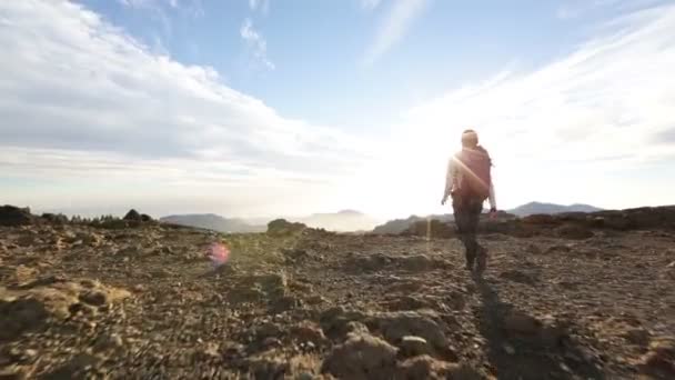 女性のハイキング. — ストック動画