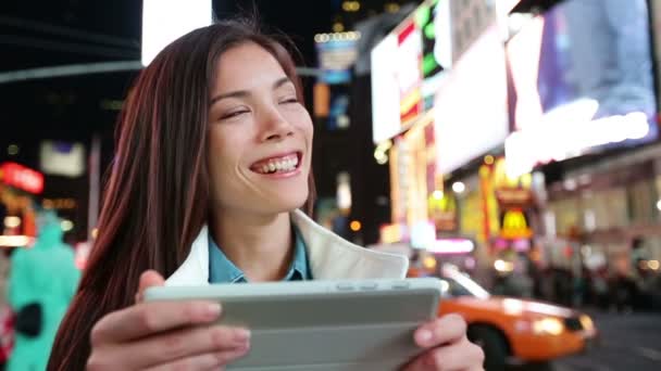 Mujer usando aplicaciones de tabletas en Nueva York — Vídeo de stock