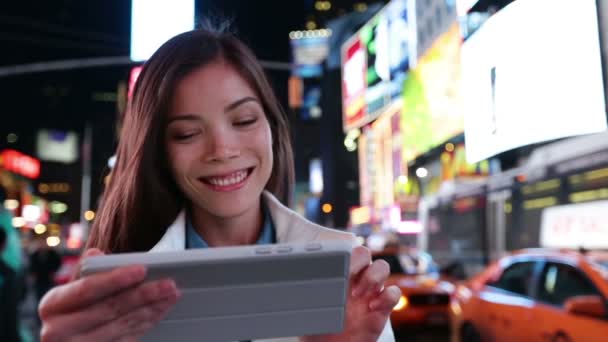 Donna che utilizza app in New York City — Video Stock