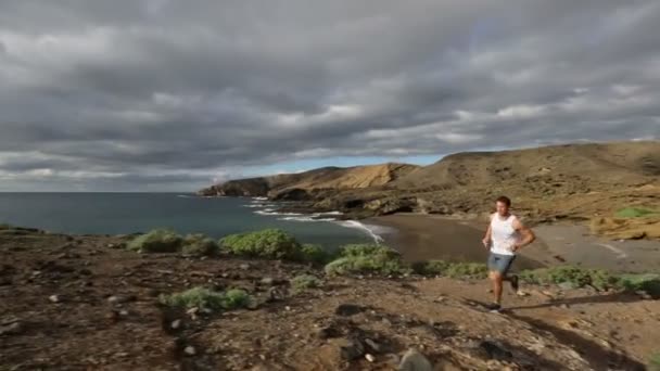 ランナーのテネリフェ島の自然風景でトレーニング — ストック動画