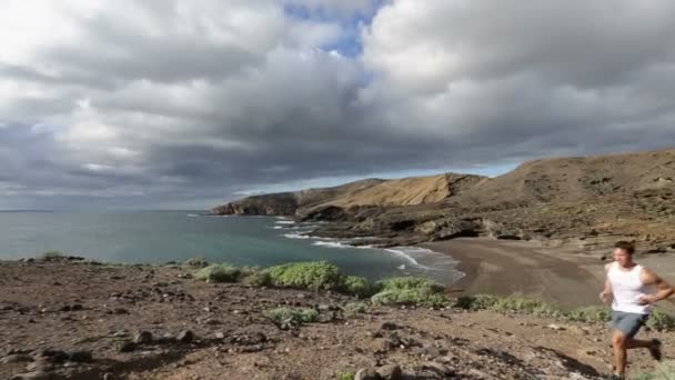 Allenamento dei corridori nel paesaggio di Tenerife — Video Stock