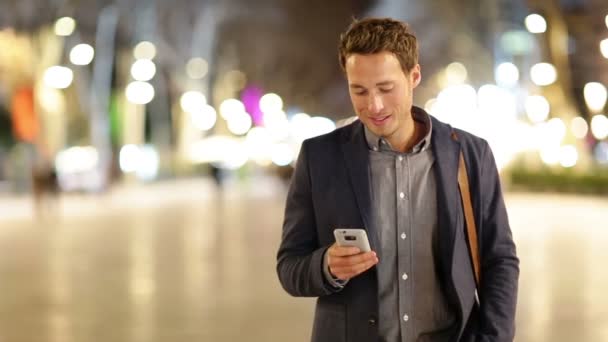 Homem tirando foto com telefone à noite — Vídeo de Stock