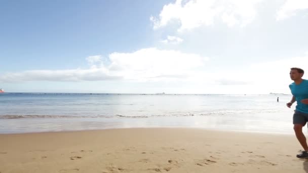 Pareja trotando en la playa — Vídeos de Stock