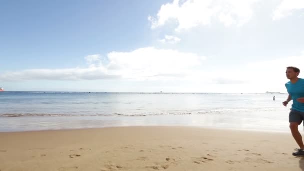 Par jogging på stranden — Stockvideo