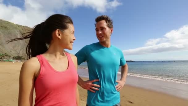 Casal fazendo uma pausa depois de correr — Vídeo de Stock