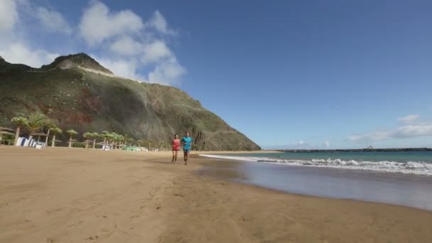 Pareja trotando en la playa — Vídeos de Stock