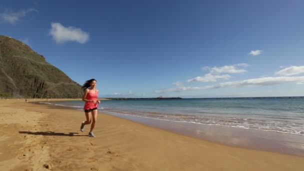 Mujer corriendo en la playa. — Vídeo de stock