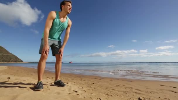 Deportista corre en la playa — Vídeos de Stock