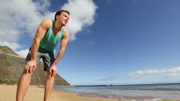 Correr atleta en la playa — Vídeos de Stock