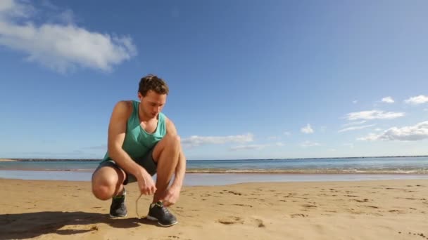Людина, пов'язуючи шнурків — стокове відео