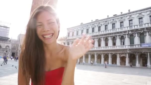 Kvinnan promenader i Venedig — Stockvideo