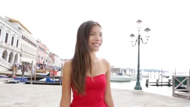 Woman walking in Venice — Stock Video