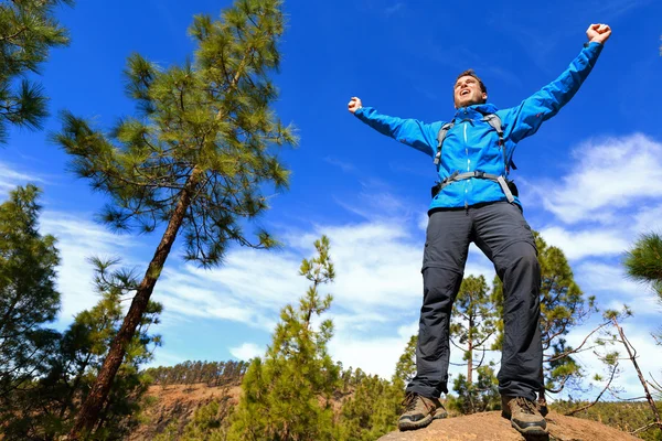 Adam dağın tepesinde kutluyor — Stok fotoğraf