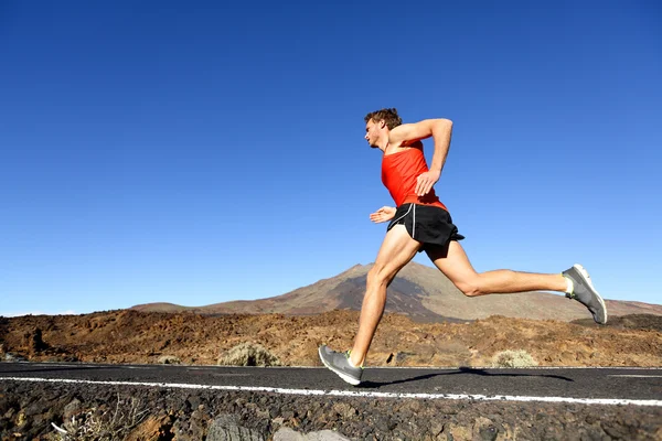 Mannelijke atleet opleiding buiten — Stockfoto