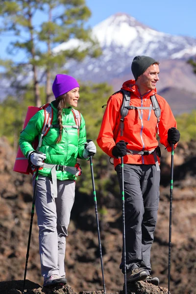 Caminhantes caminhando durante no vulcão Teide — Fotografia de Stock