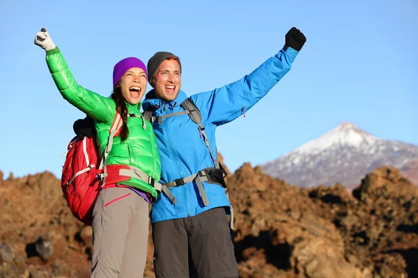 Hikers celebrating at top — Stock Photo, Image