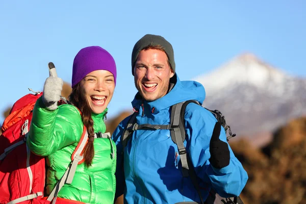 Escursionisti che mostrano i pollici in alto in montagna — Foto Stock