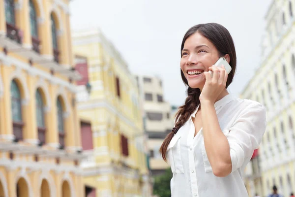 Biznes kobieta rozmawia inteligentny telefon — Zdjęcie stockowe