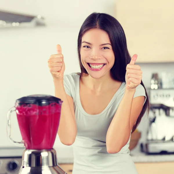 Mujer haciendo batidos de frutas y bayas — Foto de Stock