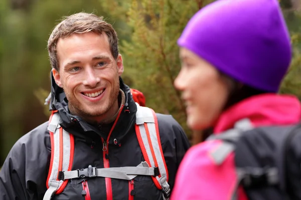 Male hiker talking with woman — Stock Photo, Image