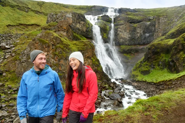 Пара веселиться на водопаде — стоковое фото