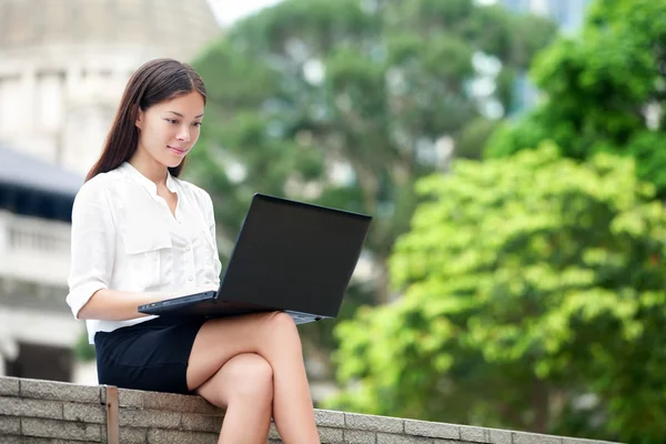 Mujer de negocios con portátil — Foto de Stock