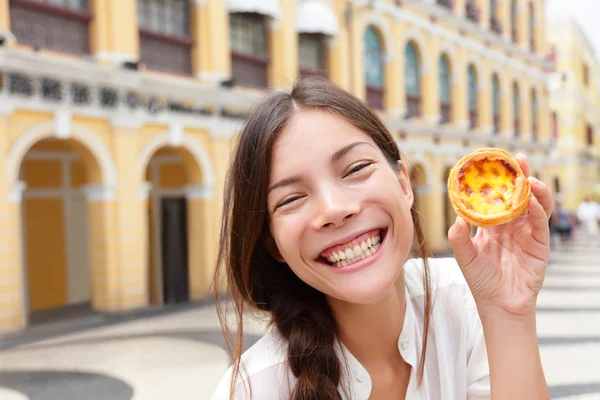 Kobieta pokazano Pastel de nata — Zdjęcie stockowe