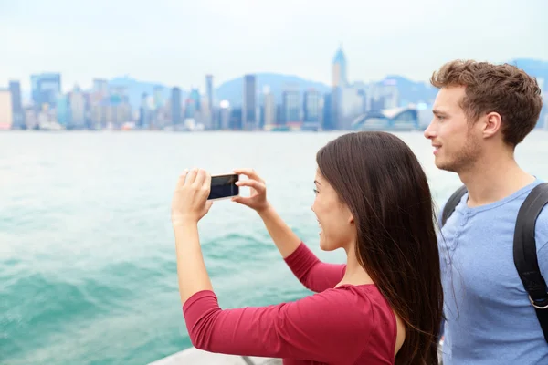 Casal olhando Victoria porto Hong Kong — Fotografia de Stock