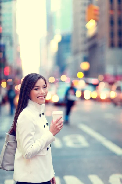 Business woman in New York drinking coffee — Stock Photo, Image