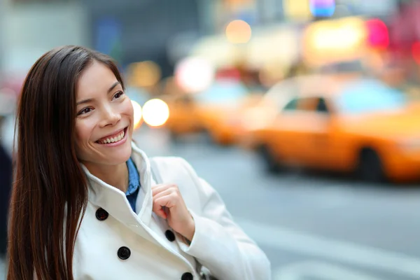 Mulher andando em Nova York — Fotografia de Stock