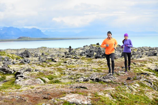 Löpare på cross country trail run — Stockfoto