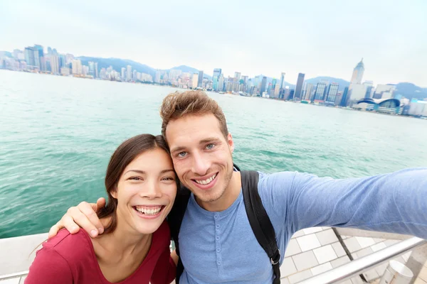 Touristenpaar beim Fotografieren in Hongkong — Stockfoto