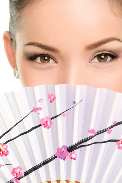 Mujer asiática mirada con ventilador de papel — Foto de Stock