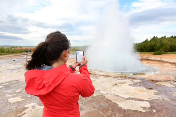 Turist tar bilder av geyser Strokkur — Stockfoto
