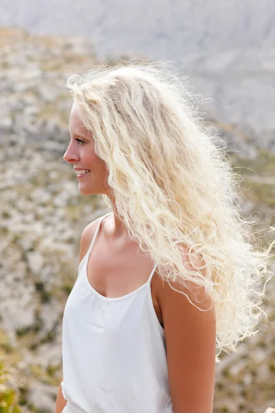 Mulher loira com cabelo comprido — Fotografia de Stock