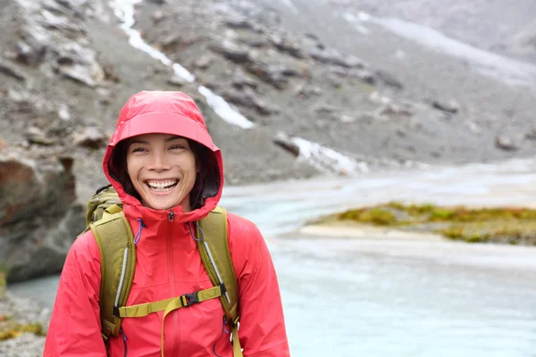 Žena, turistika s batohem v dešti — Stock fotografie