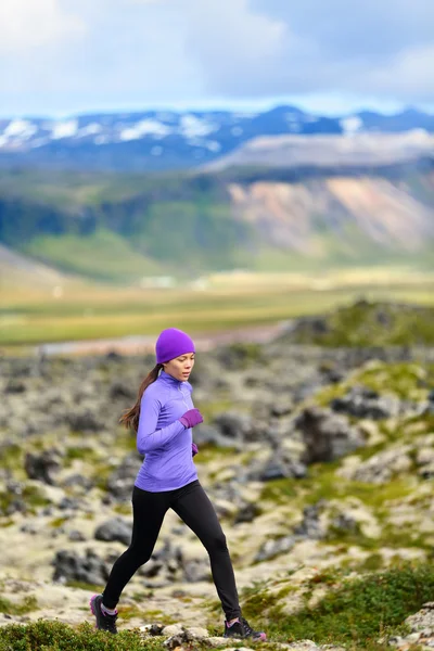 Correndo mulher em cross country trilha correr — Fotografia de Stock