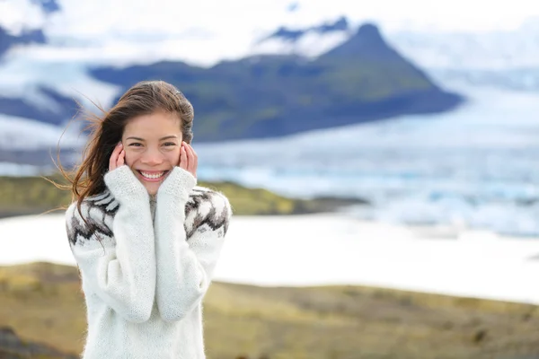 Woman by glacier in Icelandic sweater — Stock Photo, Image