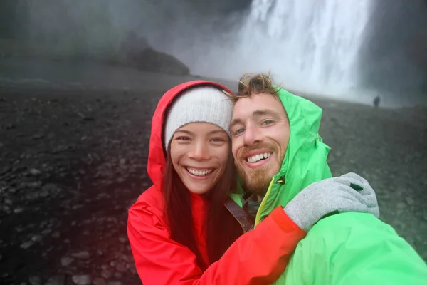 Pareja tomando selfie por cascada —  Fotos de Stock