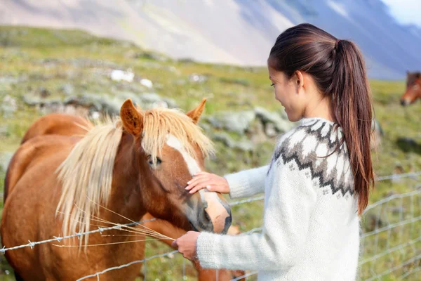 Femme caressant cheval sur l'Islande — Photo