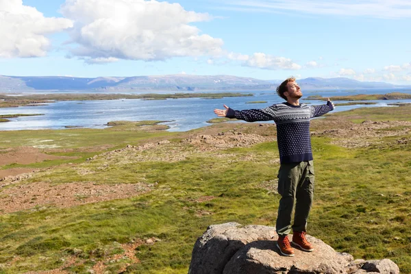 Libertad hombre en la naturaleza feliz — Foto de Stock