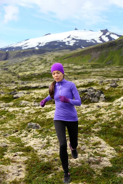 Atleta donna che esercita trail runner — Foto Stock