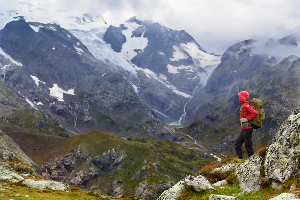 Caminante mujer en caminata con mochila —  Fotos de Stock