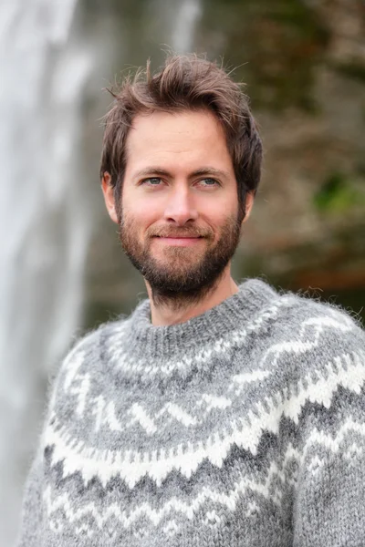 Man in IJslandse trui buiten — Stockfoto