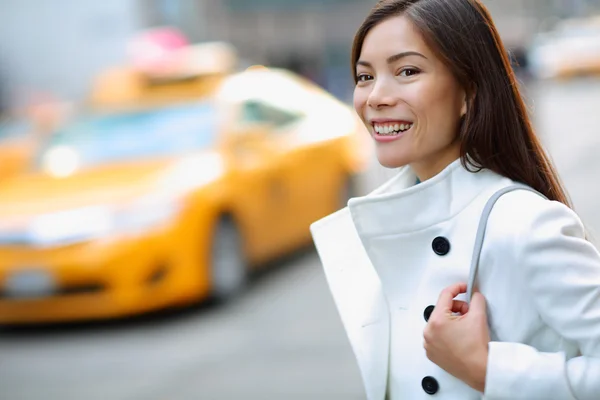 Mulher andando na cidade de Nova York — Fotografia de Stock