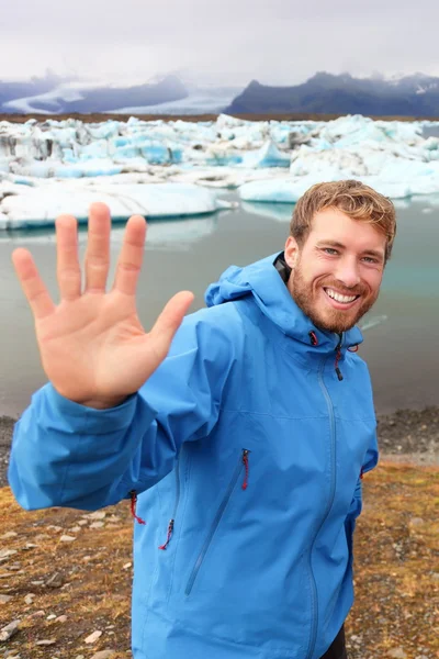 Turista saludando la mano por Jokulsarlon — Foto de Stock