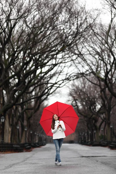 Fille avec parapluie rouge marche — Photo
